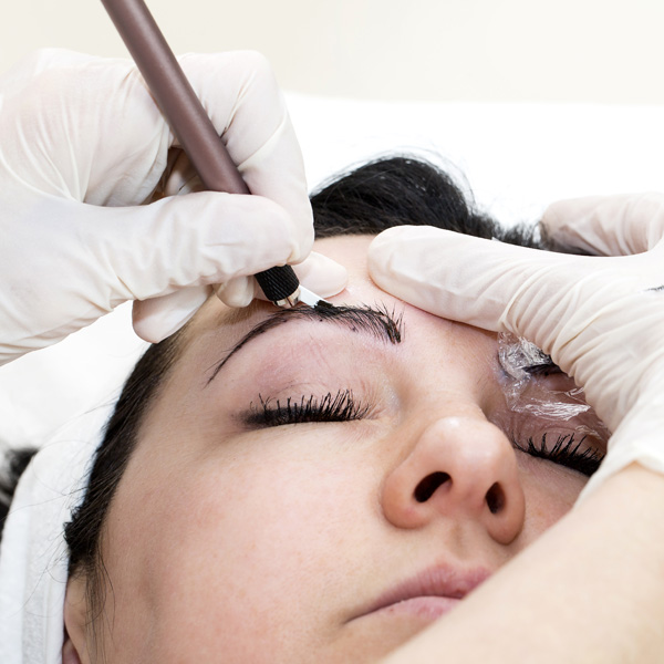 Mikrobleyding eyebrows workflow in a beauty salon